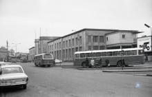 voorgevel station vanaf het vroegere busstation, jaren 1960